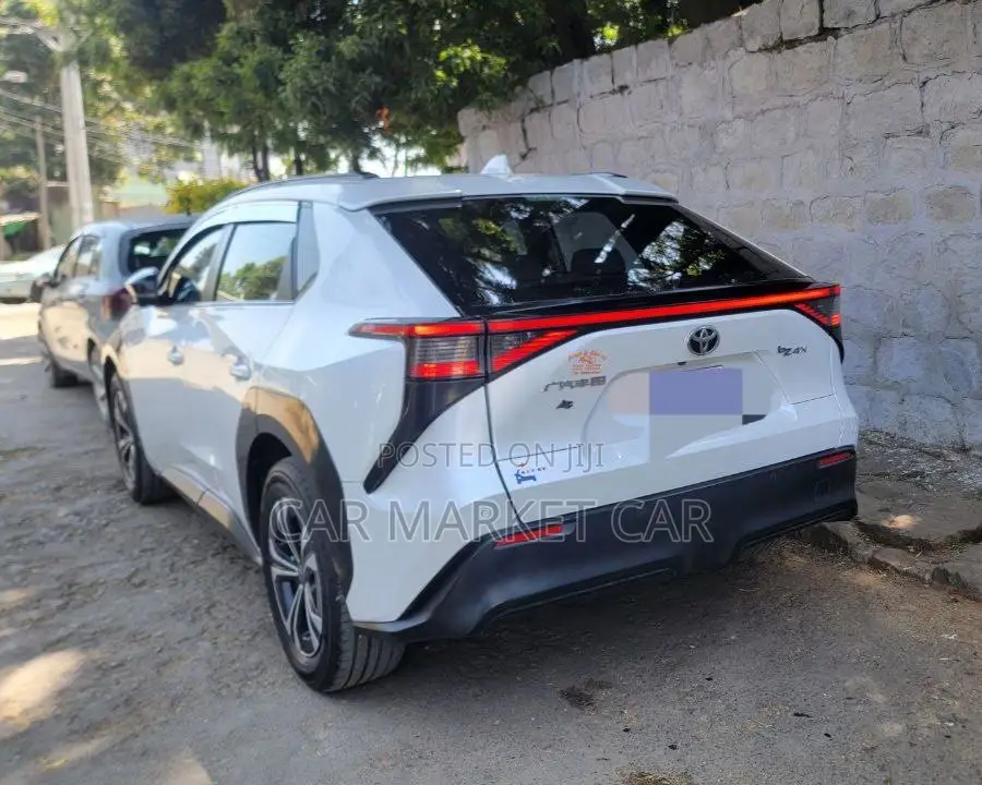 Toyota bZ4X 71.4 kWh AWD 2023 White