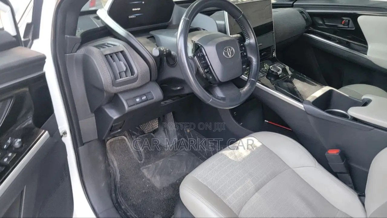 Toyota bZ4X 71.4 kWh AWD 2023 White