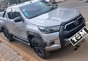 Photo - Toyota Hilux 2021 Green