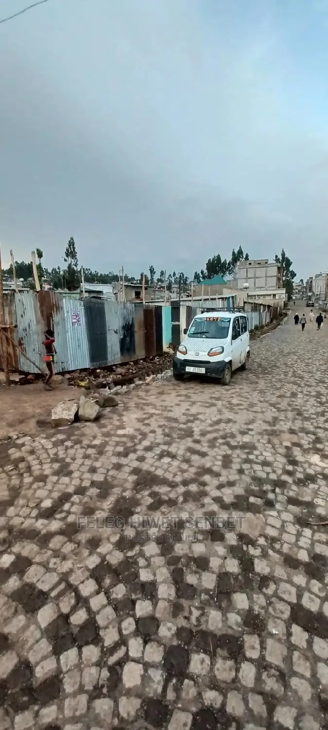 የሚሸጥ ለ2መቆረጥ የሚችል ቦታ