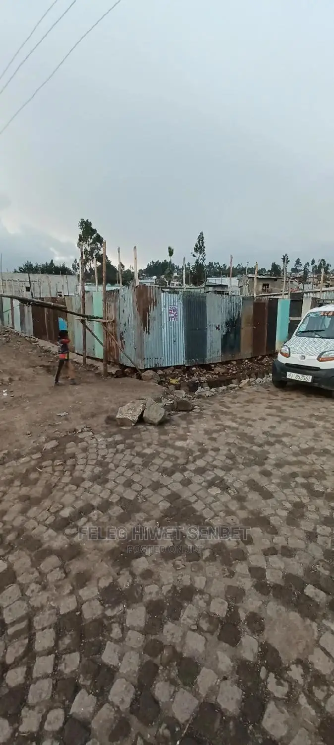 የሚሸጥ ለ2መቆረጥ የሚችል ቦታ