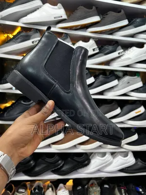 Elegant Leather Chelsea Boots Black Color