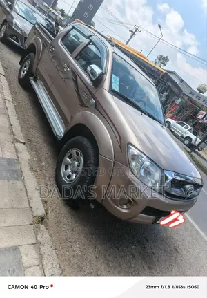 Photo - Toyota Hilux 2011 Gray