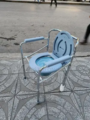 Photo - Commode Chair者或toilet Chair奔馳commode Chair奢望commode Chair痲我poty Chair