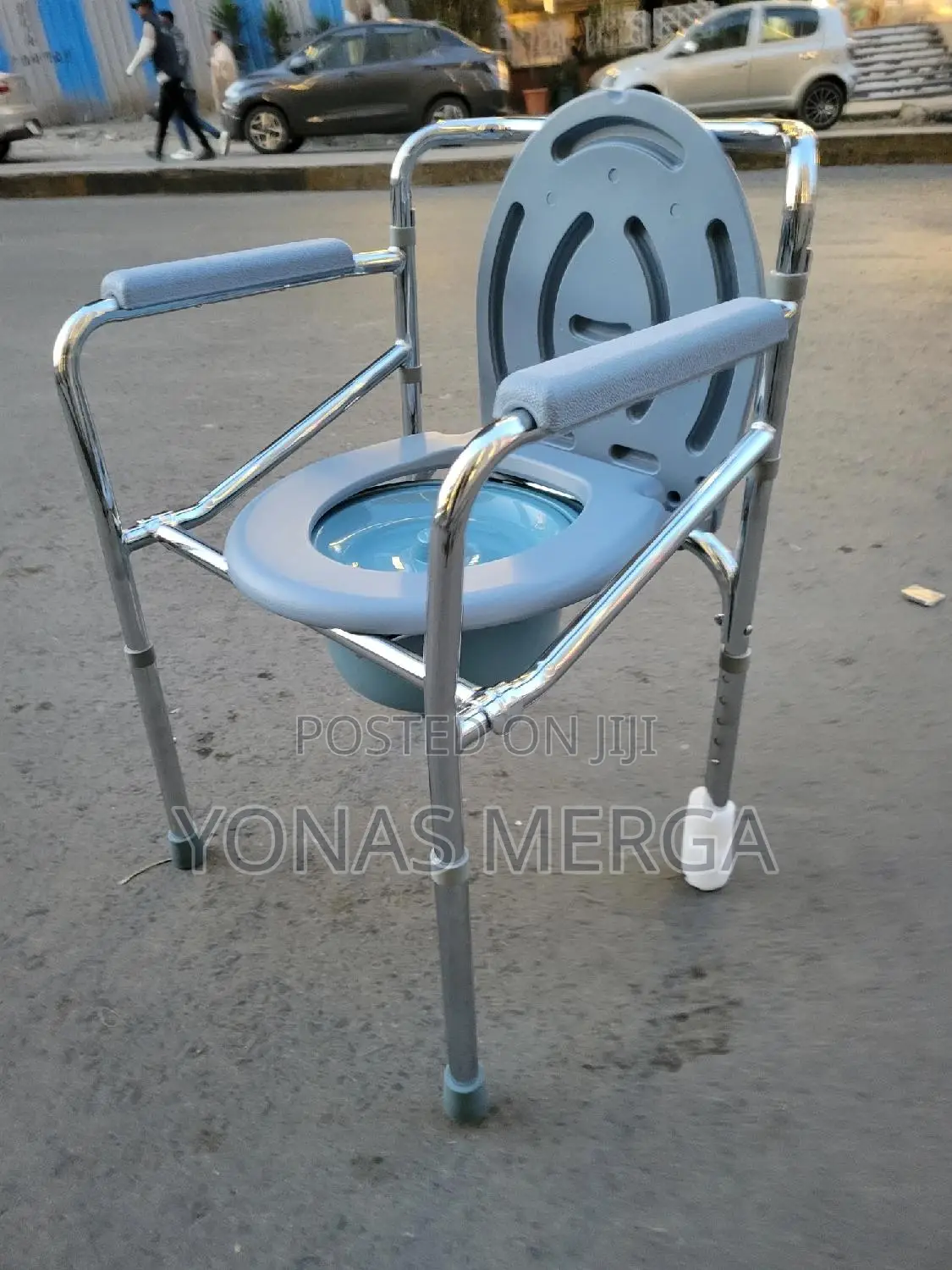 Commode Chair彜用pot Kit爺toilet Without Having to Travel to a Bathroom.