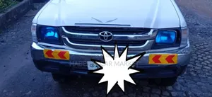Photo - Toyota Hilux 2001 White