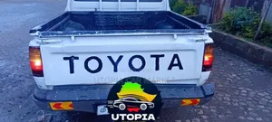 Toyota Hilux 2001 White