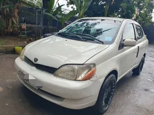 Photo - Toyota Platz 2002 Ivory