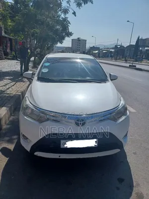 Photo - Toyota Yaris 2013 White