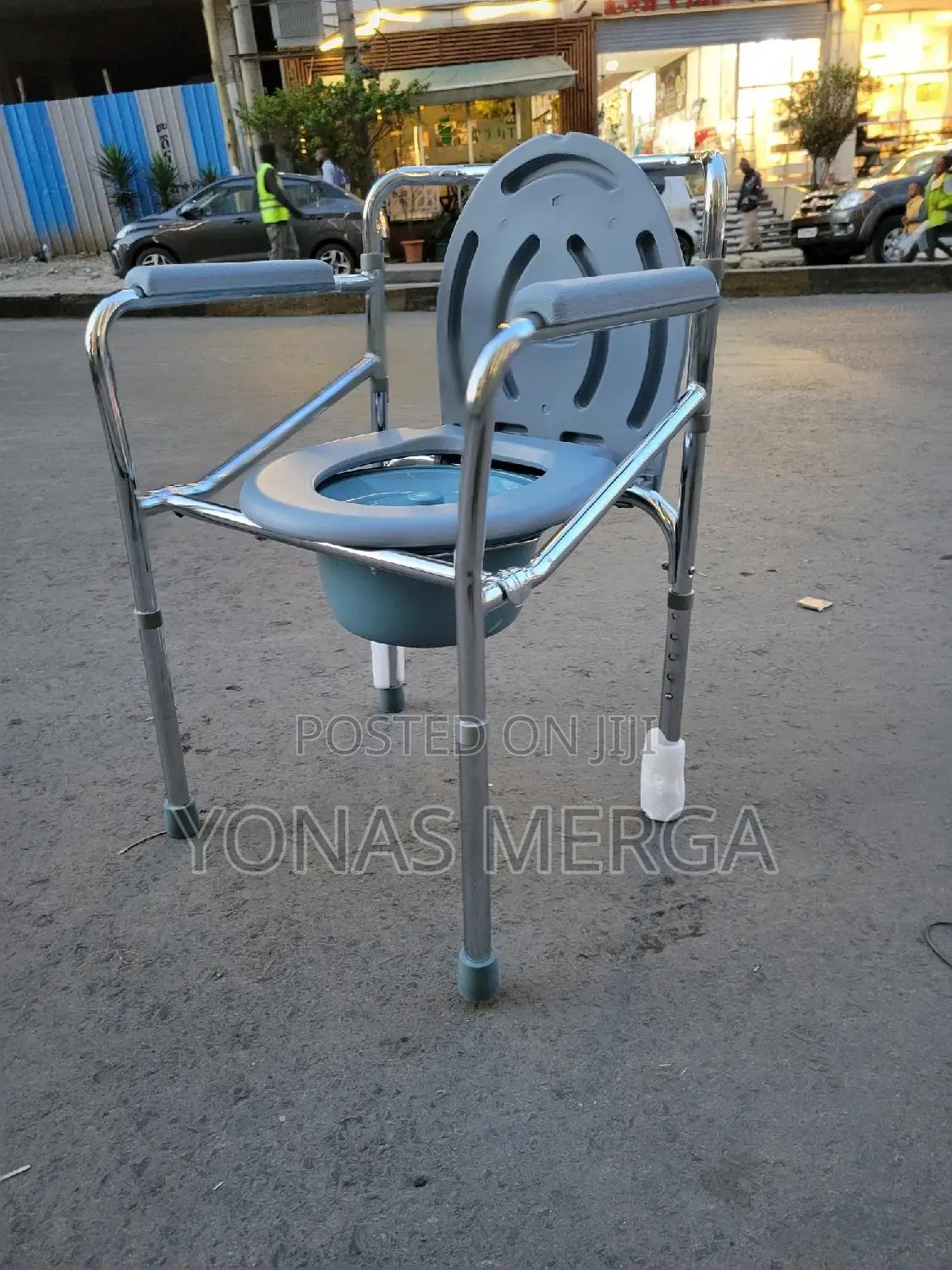 Toilet Chair聒兕comfortable to Sit On. The Removable Bucket額凶pot Chair