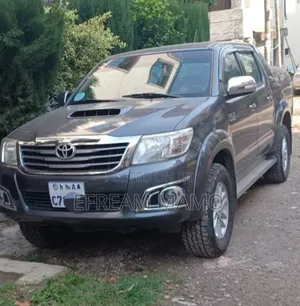 Photo - Toyota Hilux 2015 Gray