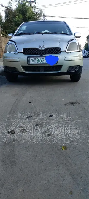 Photo - Toyota Vitz 2002