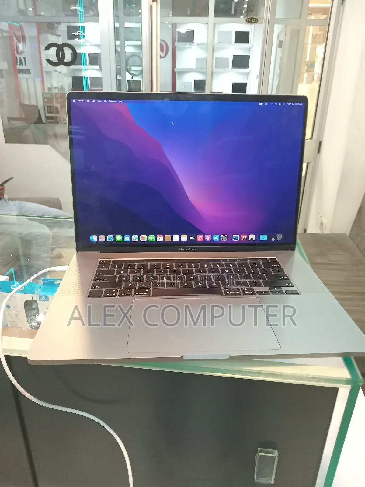 New Laptop Apple MacBook Pro 2019 16GB Intel Core I7 SSD 512GB