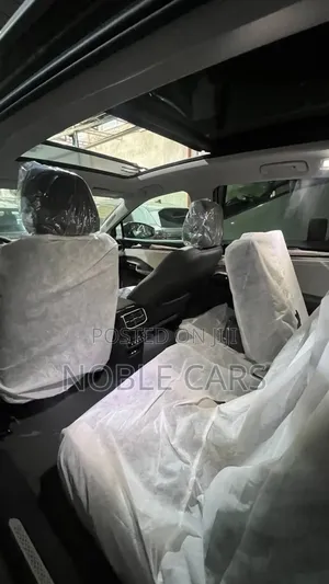 Volkswagen ID.6 2023 Gold