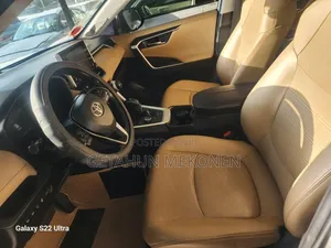 Toyota RAV4 2021 White