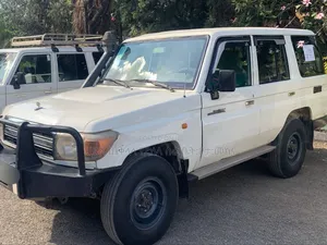 Photo - Toyota Land Cruiser 2013 Ivory