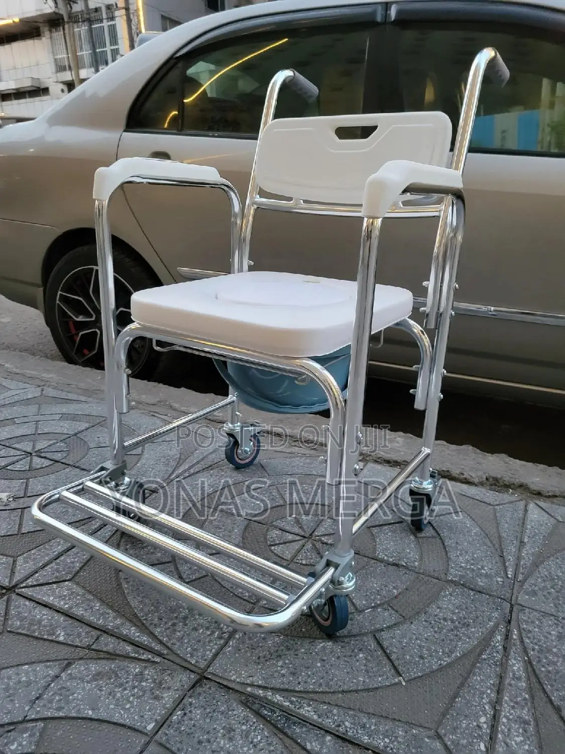 Commode Chair醯出toilet Chair築斌wheelchair a Toilet, Allowing for Easy