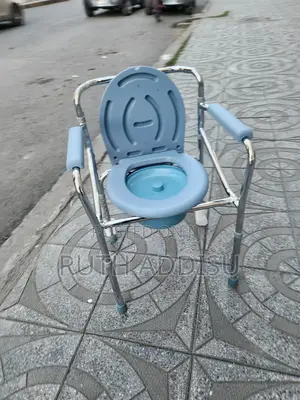 Photo - Commode Chair痛苦bed Side Toilet Chair奢侈commode Chair袏了commode Chair