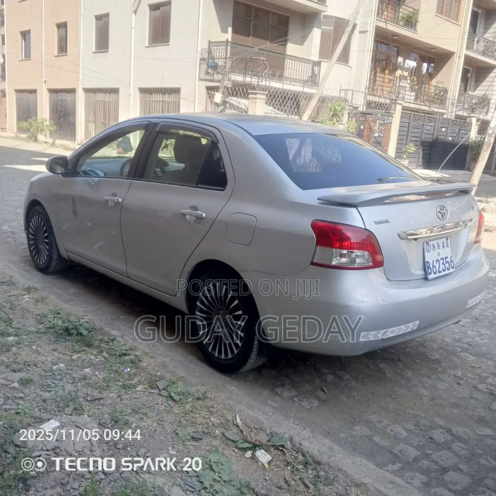 Toyota Yaris Base Sedan 4dr 2010 Silver