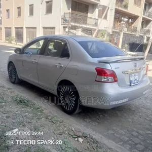 Toyota Yaris Base Sedan 4dr 2010 Silver