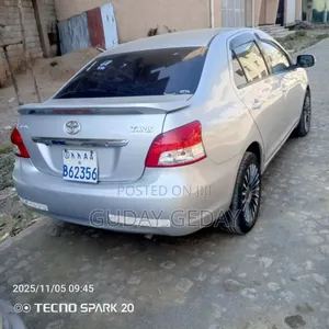 Toyota Yaris Base Sedan 4dr 2010 Silver