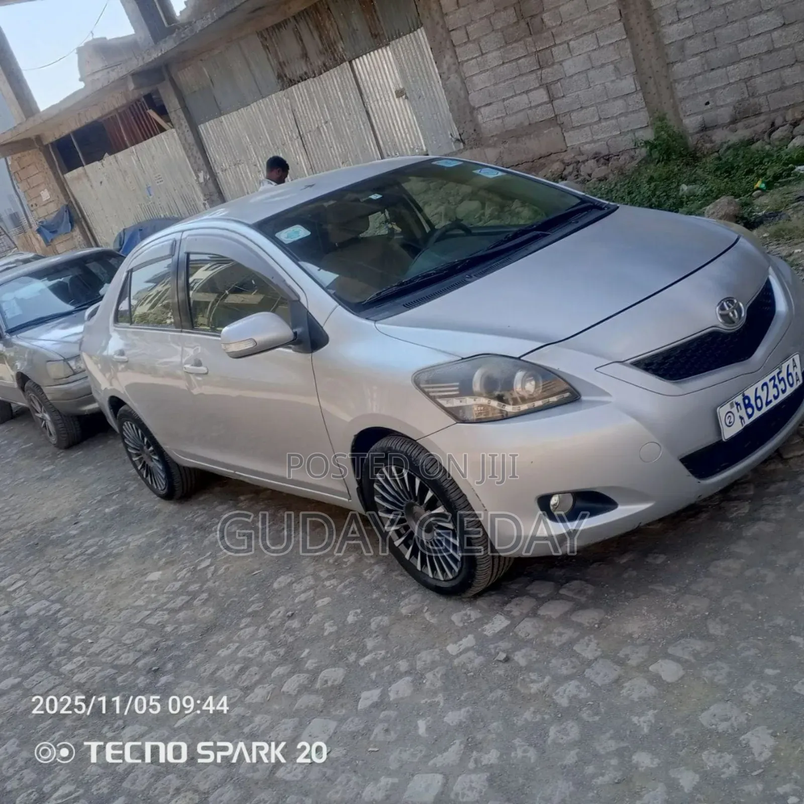 Toyota Yaris Base Sedan 4dr 2010 Silver