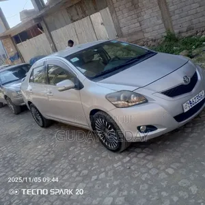 Toyota Yaris Base Sedan 4dr 2010 Silver