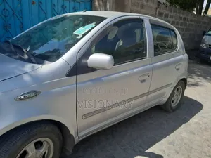 Photo - Toyota Vitz 2001