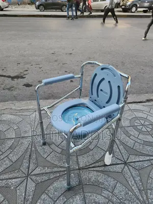 Photo - Commode Chair奔跑almunium Toilet Chair痲我poty Chair管制commode Chair