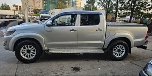 Photo - Toyota Hilux 2013 Gold