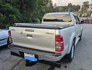 Toyota Hilux 2013 Gold