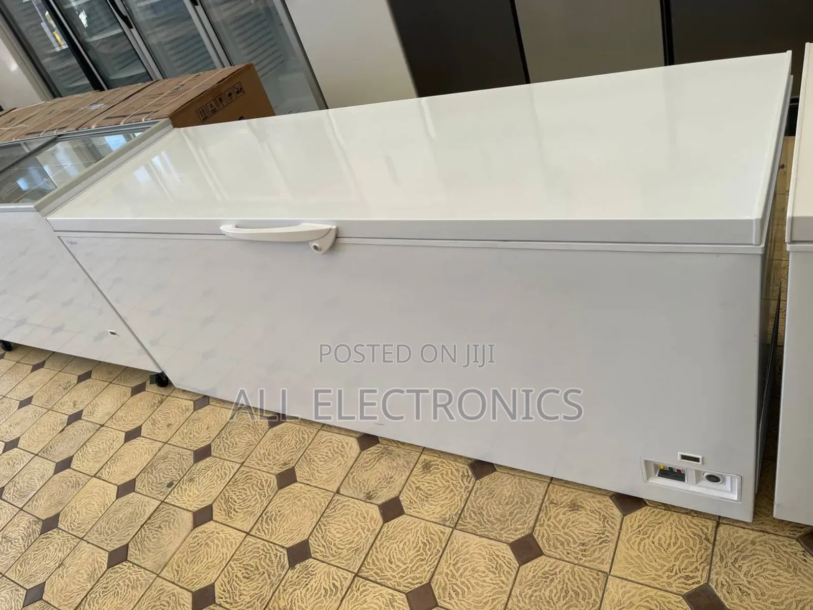 አግዳሚው ፍሪጅ 700 ሌትር