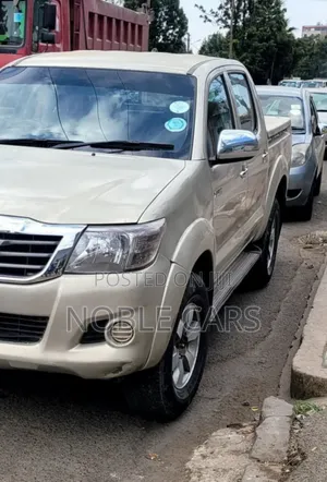 Toyota Hilux 2014 Gold