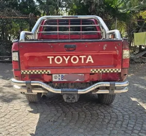 Toyota Hilux 2000 Red
