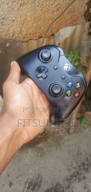 Xbox One Controller With Rechargeable Battery