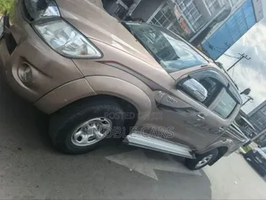 Photo - Toyota Hilux 2011 Gold