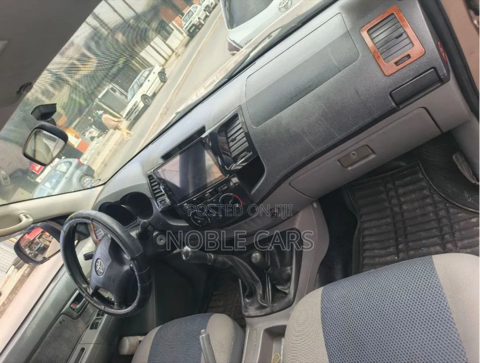 Toyota Hilux 2011 Gold