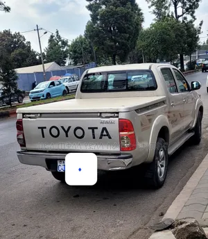 Toyota Hilux 2014 Gold