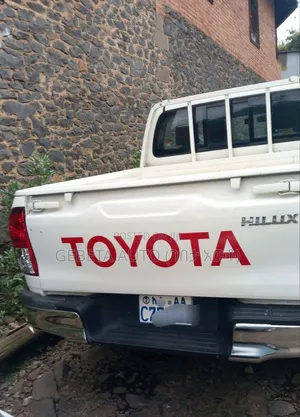 Toyota Hilux Revo Double Cab Deisel 2.4 RWD 2016 White