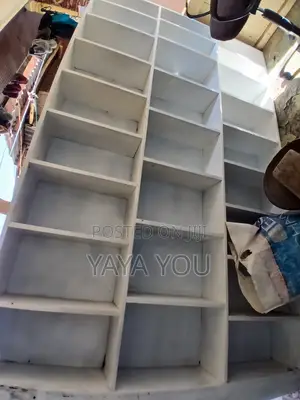 ሼልፍ ለልብስ፣ ለመድሃኒት ቤት ። ለተለያየ አገልግሎት ሊውል የሚችል ።