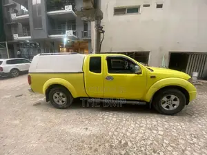 Nissan Navara 2006 Yellow