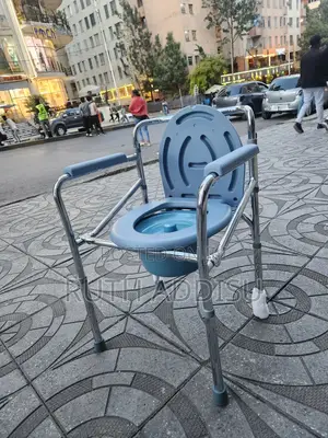 Photo - Commode Chair蝨弓toilet Chair腔裏commode Chair腕帶commode Chair肺部commode Cha