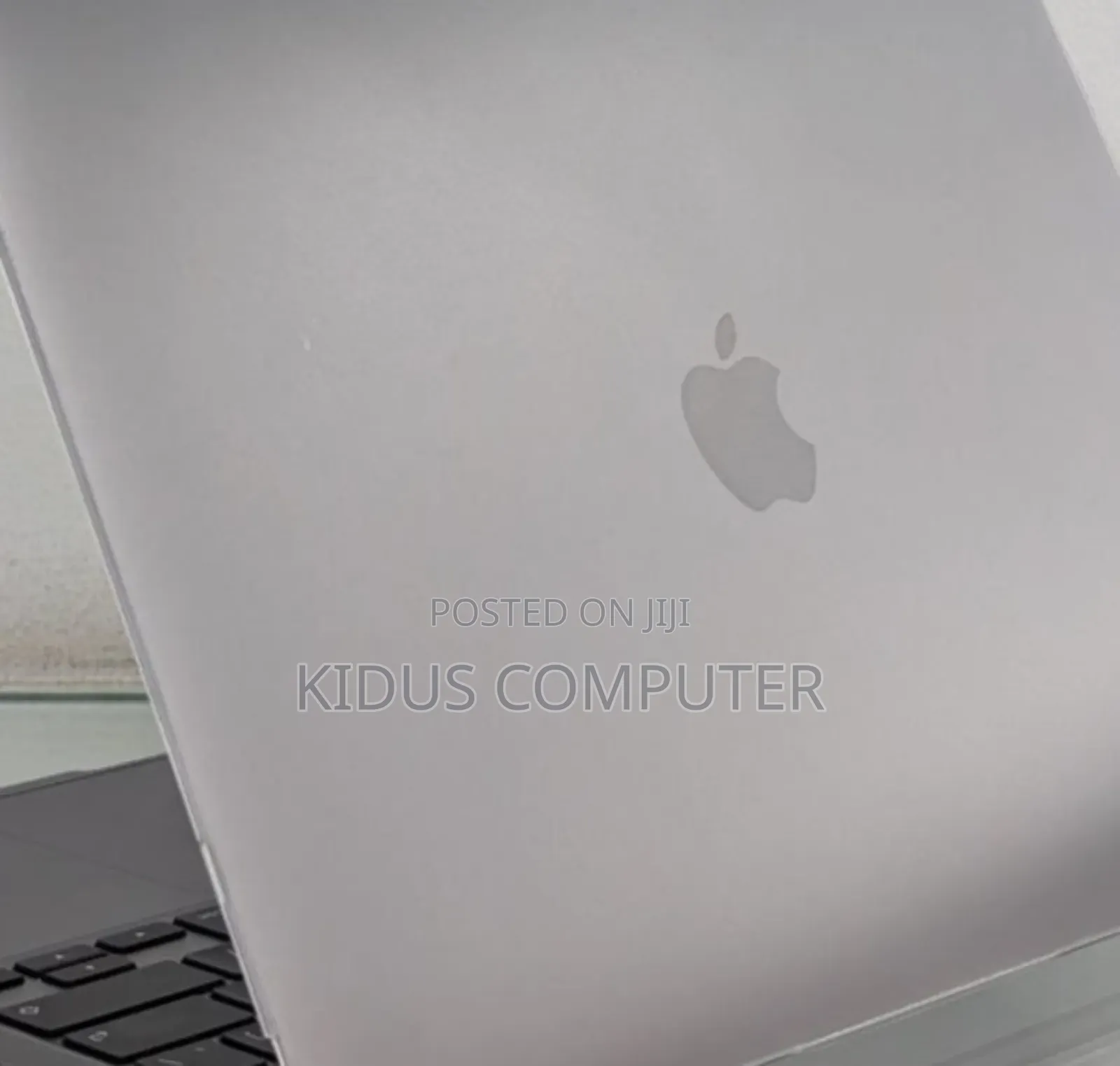 New Laptop Apple MacBook Pro 2022 M2 8GB Apple M2 SSD 256GB