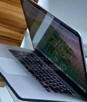 New Laptop Apple MacBook Pro 2017 16GB Intel Core I7 SSD 256GB