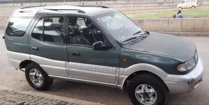Photo - Tata Safari 2000 Green