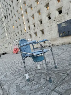 Photo - Commode Chair痛哭toilet Chair Brand New Commode Chair肺癌commode Chair