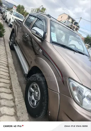 Photo - Toyota Hilux 2010 Gray