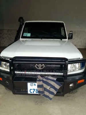 Photo - Toyota Land Cruiser 2018 White