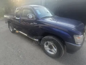 Toyota Hilux 2000 White