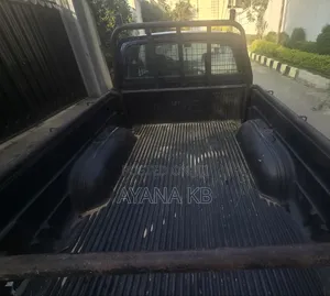 Toyota Hilux 2000 White